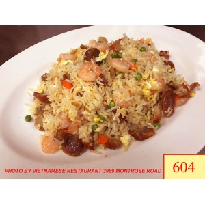 604. CƠM CHIÊN DƯƠNG CHÂU - YANG CHOW FRIED RICE ( SHRIMP, BBQ PORK, SAUSAGE, PEAS, CARROTS & EGG)